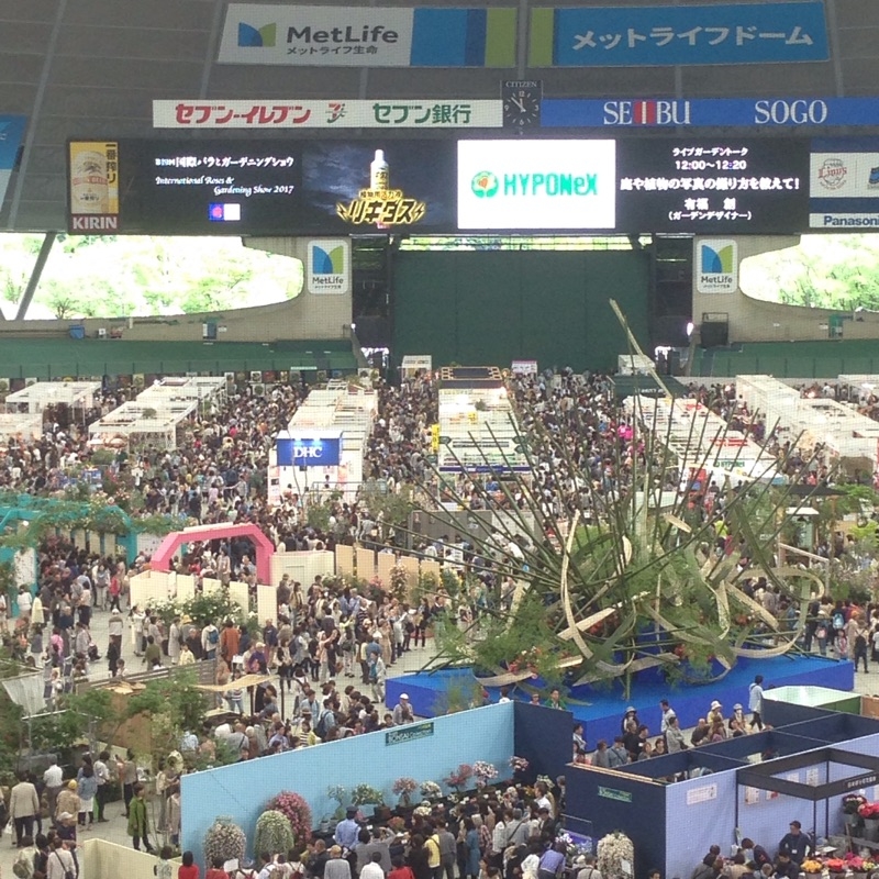 埼玉西武ライオンズのホームスタジアム メットライフドーム で 国際バラとガーデニングショウ 霊園とお墓のはなし