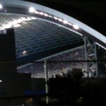 ・サッカー日本代表、キプロス戦で盛り上がる、さいたまスタジアム2002　の横を通過。